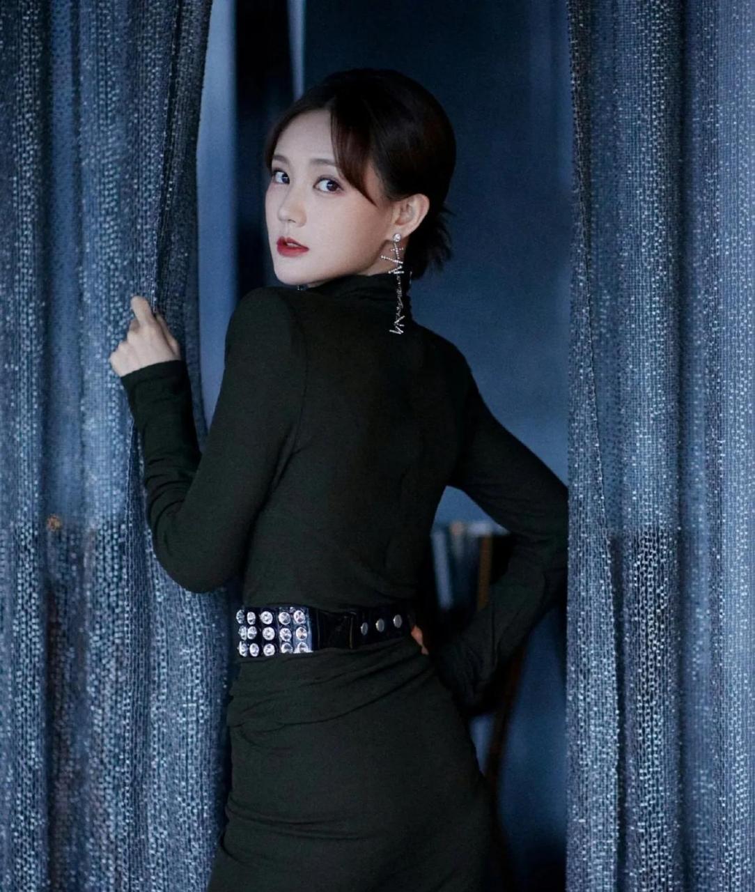 李一桐,一袭黑色的开叉长裙,造型别致凸显巴掌腰,把身材展现得很完美.