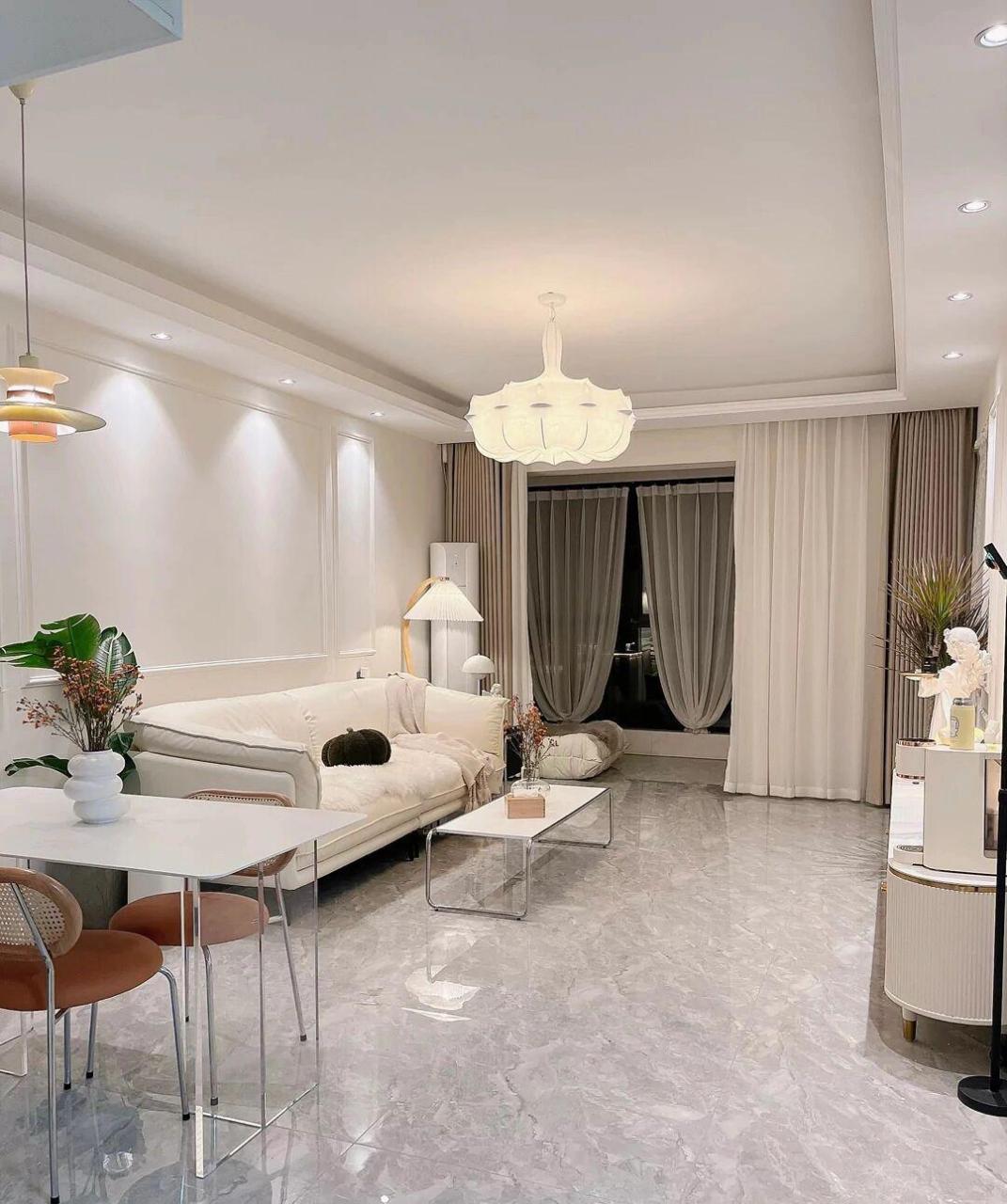 客厅顶部做了边吊,增强视觉感染力的同时,增加了吊灯[滑稽]使顶面更加