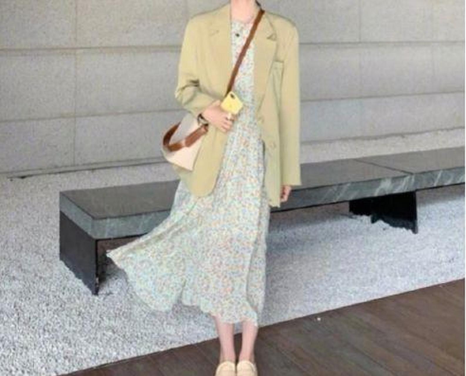 这套穿搭让碧斯诺兰重温校园时光