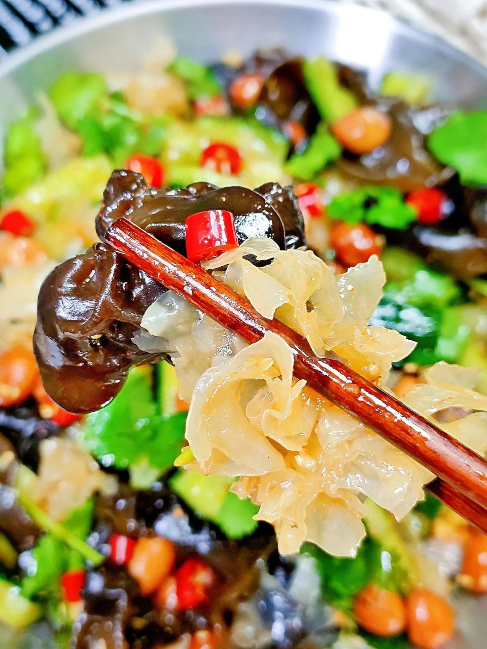 超适合节日餐桌的凉拌双耳,清脆爽口,开胃解腻,上桌秒光~ 食材:木耳