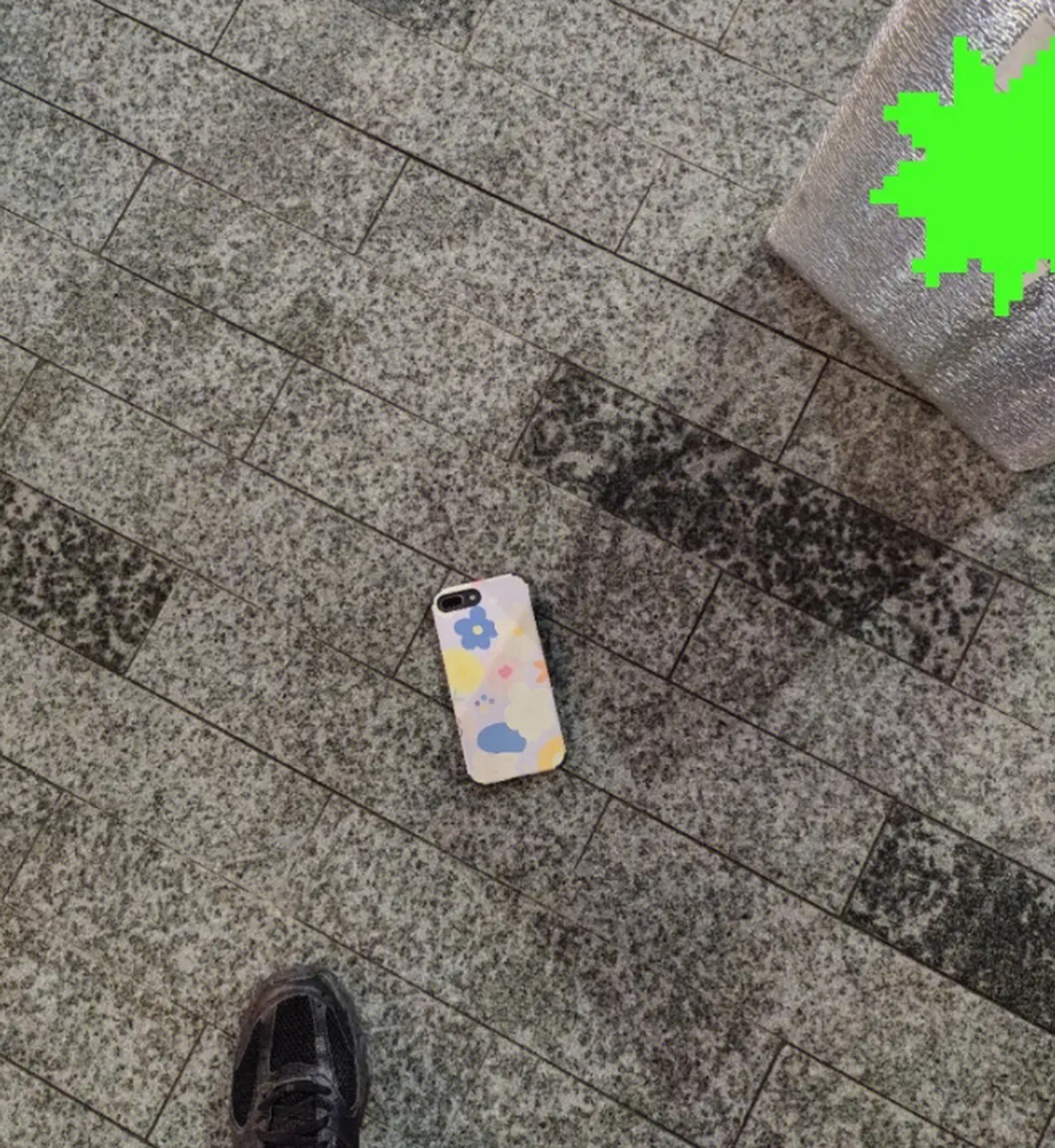 北京,一男子在回家的路上捡到一部华为p40pro手机,但在与失主沟通过程