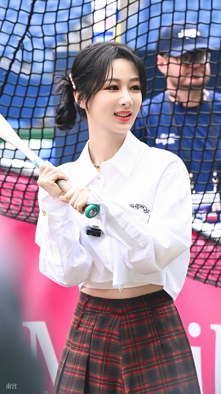 杨紫白衬衫双丸子头