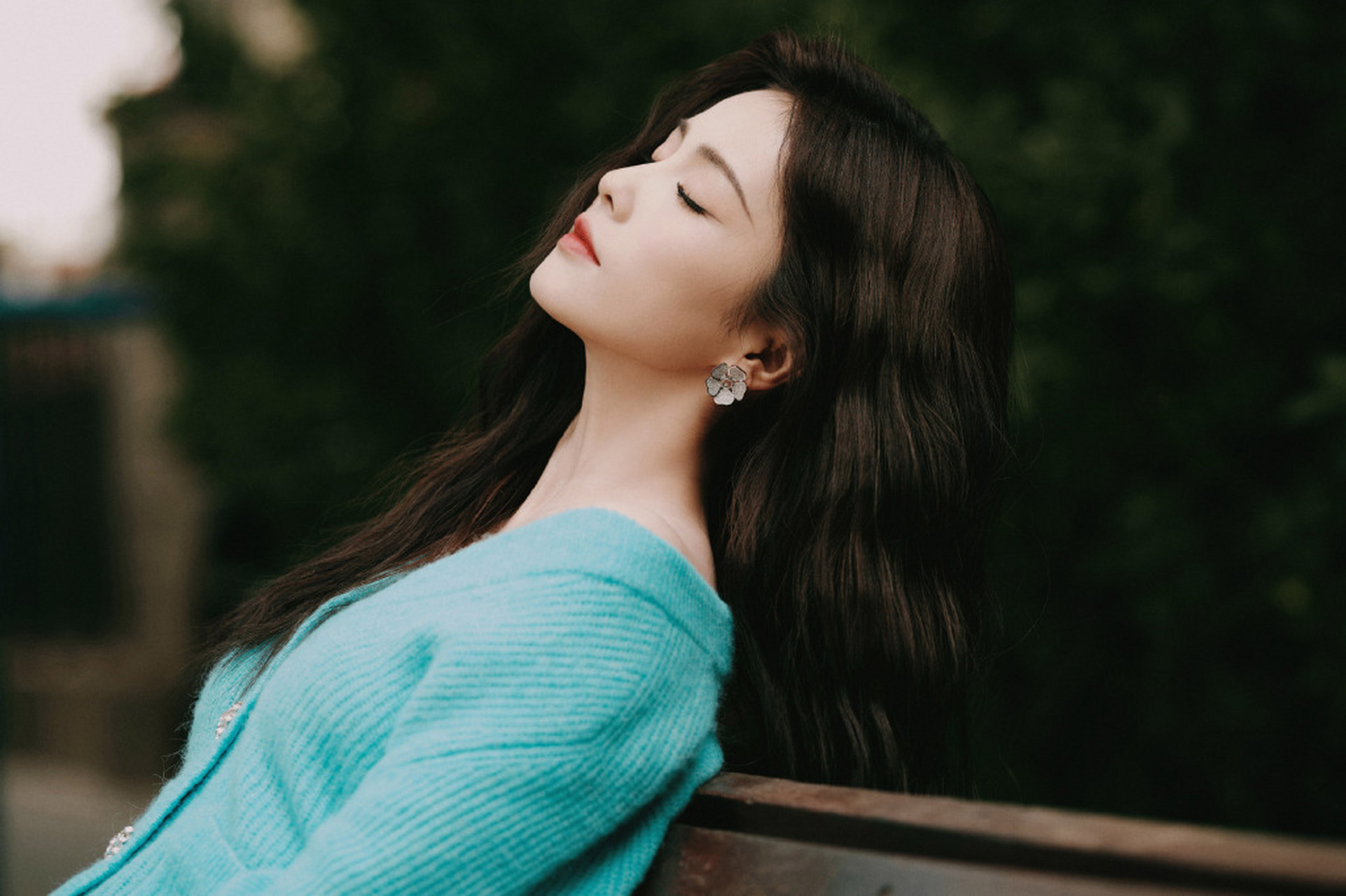 白鹿属于小骨架美人,而且又瘦,身材真的好好,这套蓝色外搭和黑色短裙