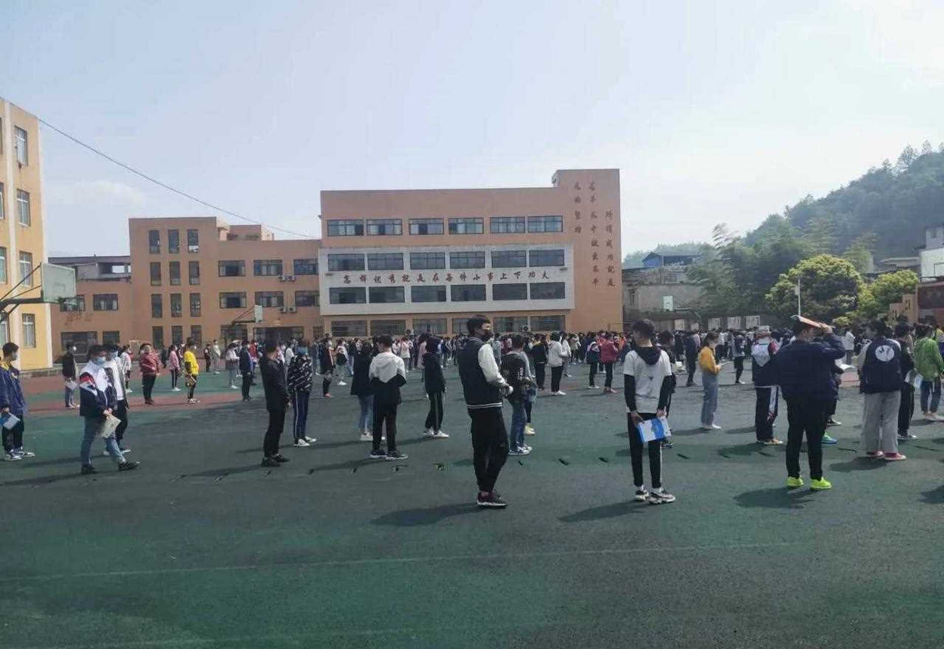 开学第一课,雅安芦山县初级中学进行防震减灾应急演练