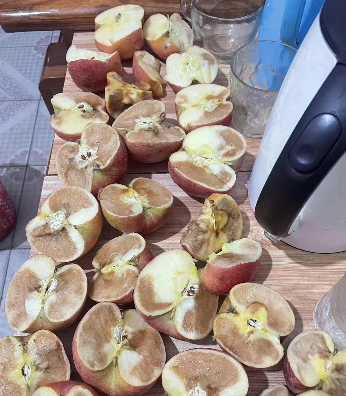 亲戚送的苹果,切开全是坏的,这种亲戚还能要吗? #搞笑趣味图