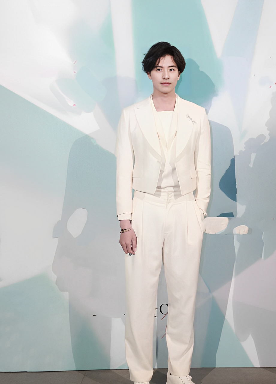 去年,张天爱揭露了徐开骋酒后滥交,导致两人结束了恋人的恋情.