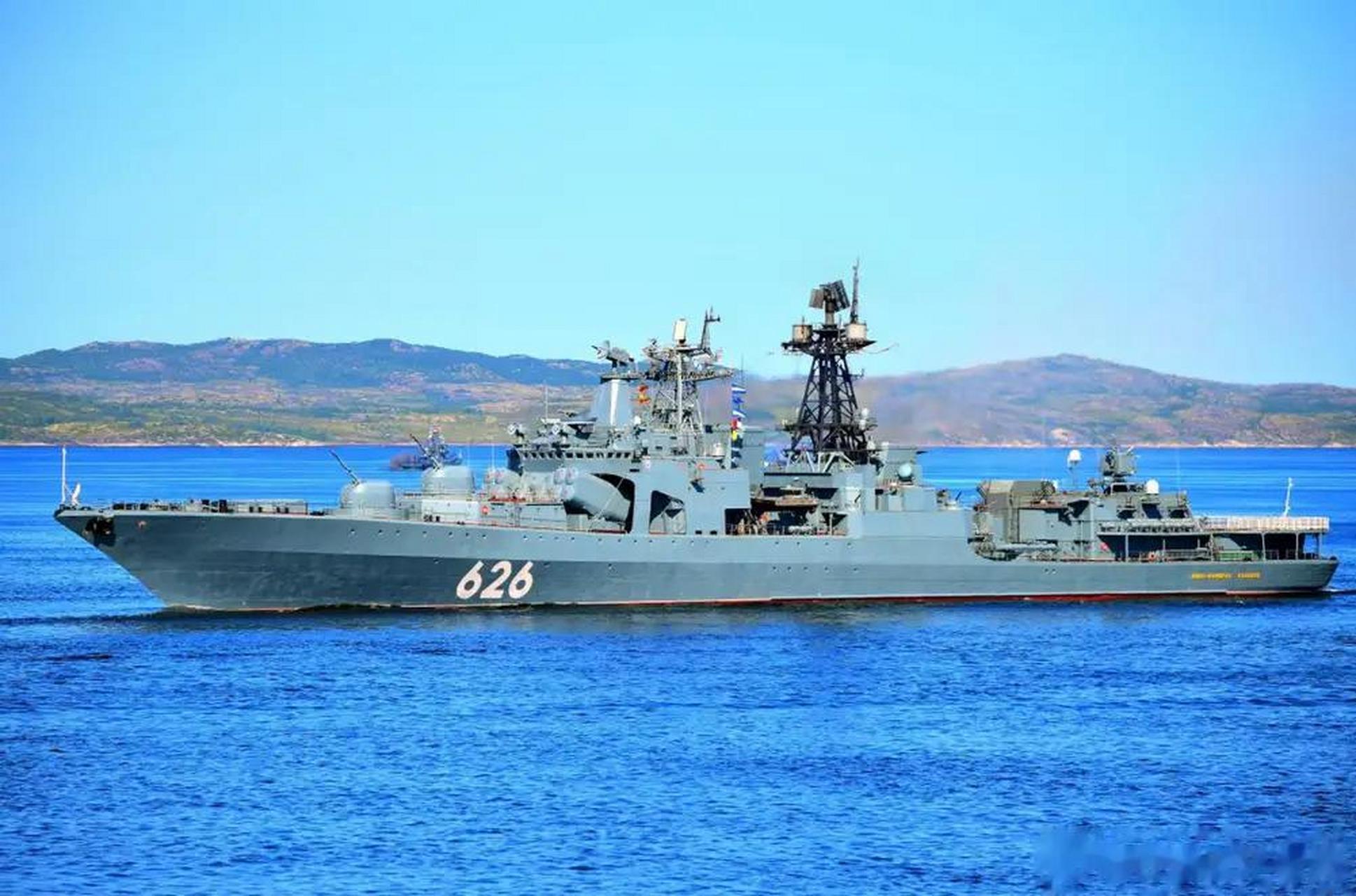 现在,俄军6万吨级库兹涅佐夫号航母已经离开船坞正在测试航行.