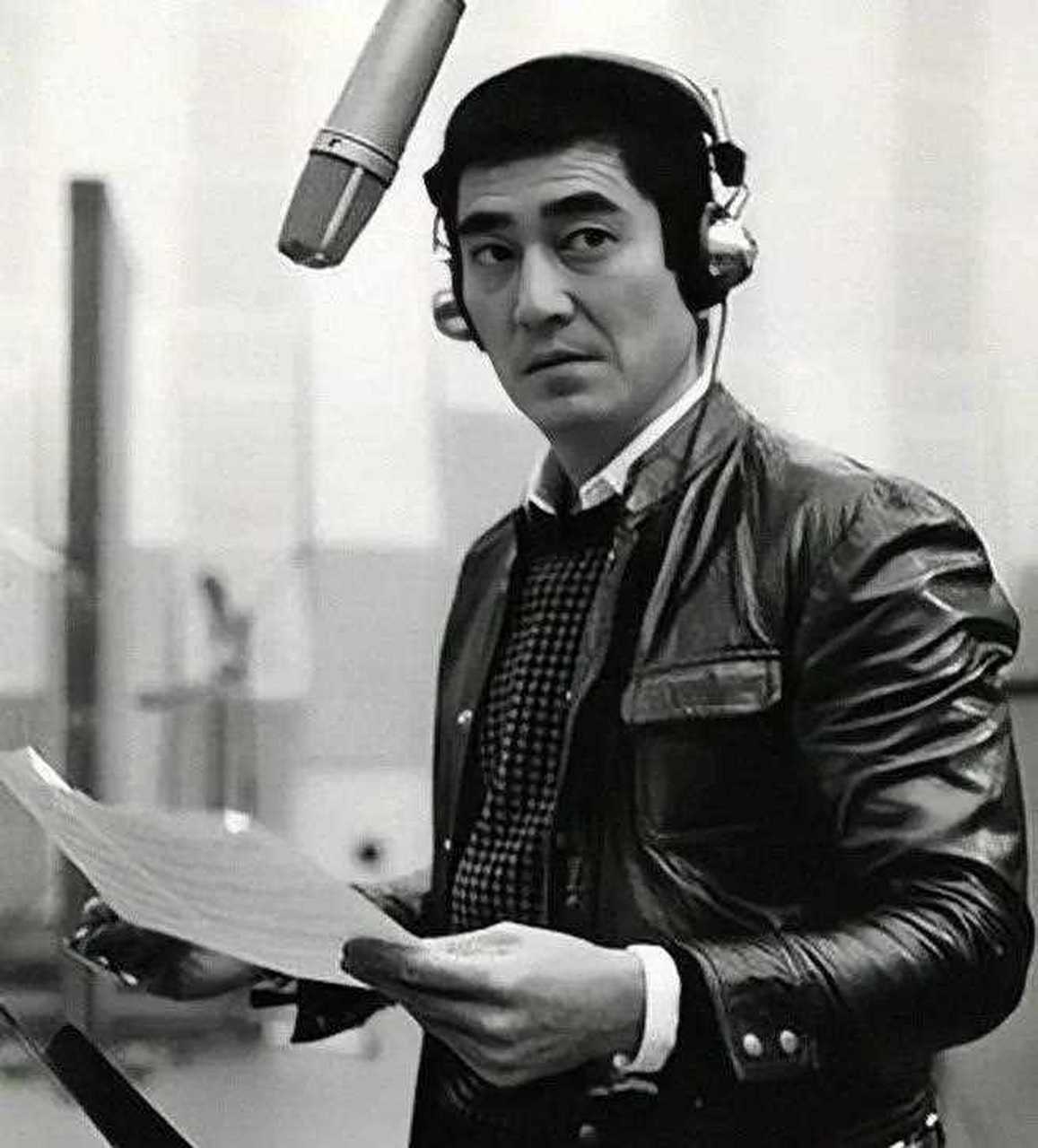 留着短寸头,爱穿夹克,风衣的高仓健算是引领了一代人的时尚审美,而且