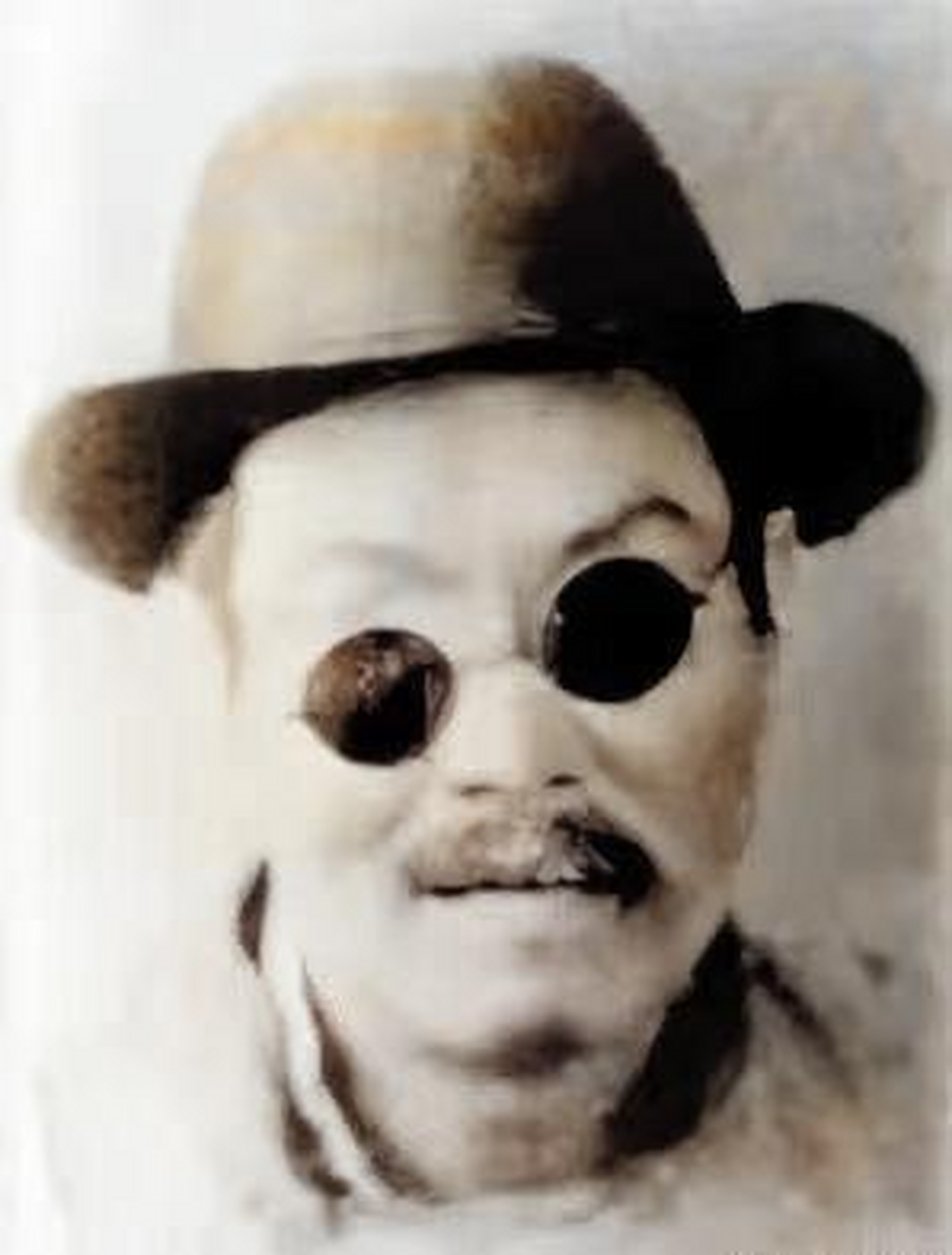 1942年,阿炳·华彦钧的珍贵照片,此时的他已经双目失明,他少年式的