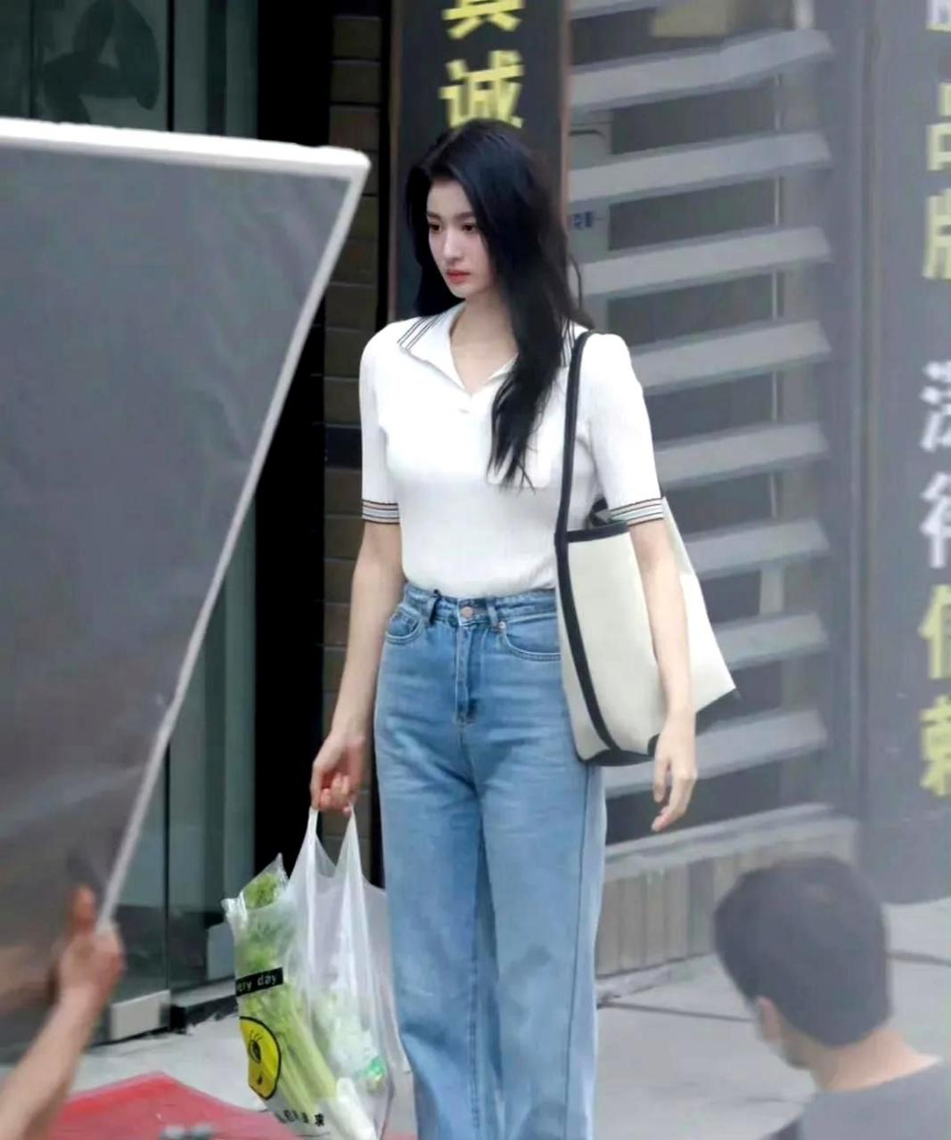 王楚然是一位辨识度较高的新生代女演员,尽管身高只有一米六多,但希望