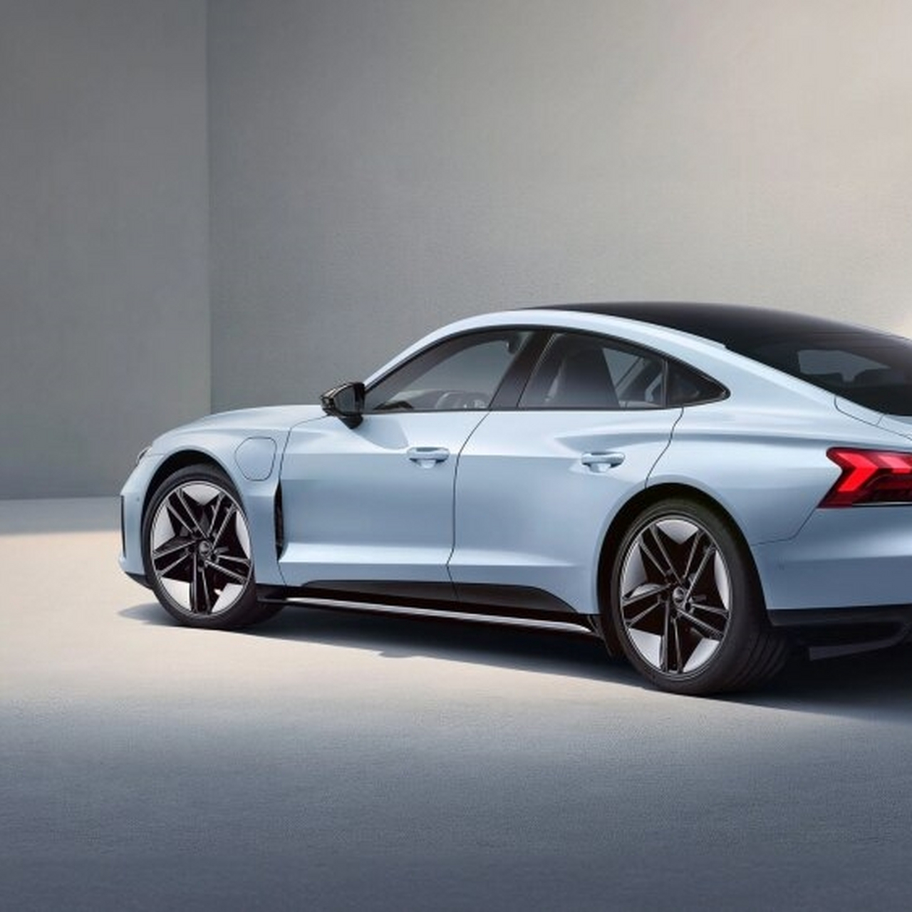 e-tron gt:钢铁侠同款纯电轿跑  奥迪e-tron gt:电动速度与优雅的完美
