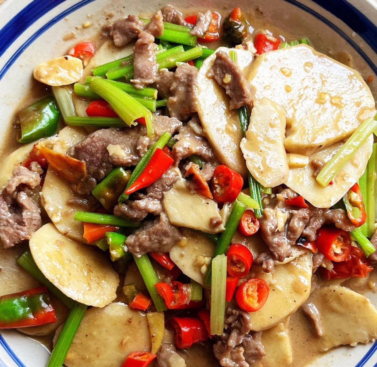 芋头焖牛肉,特别是那个汤汁,用来拌饭绝了!