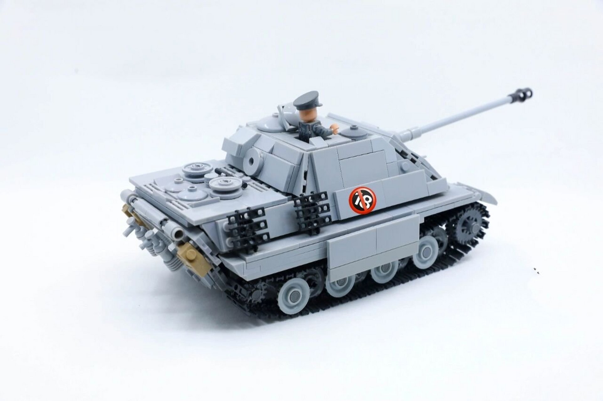 乐高moc《二战载具集锦》中坦篇-豹式及猎豹	 "在借鉴了苏系装甲的