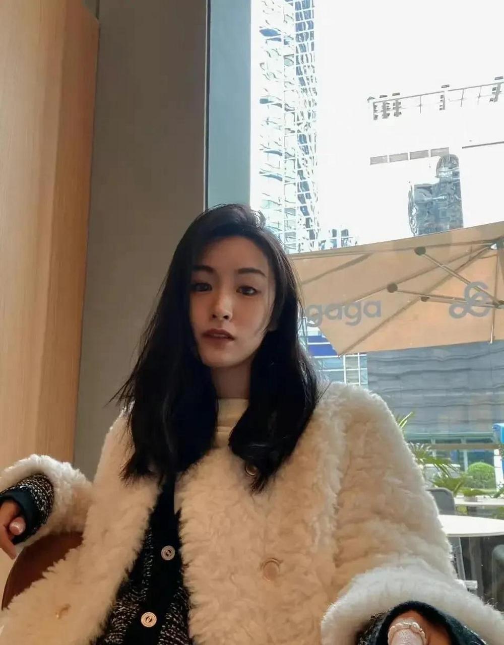 gif创作人# 近日广东台美女主持人周悦珊在网上晒美照,并配文约定