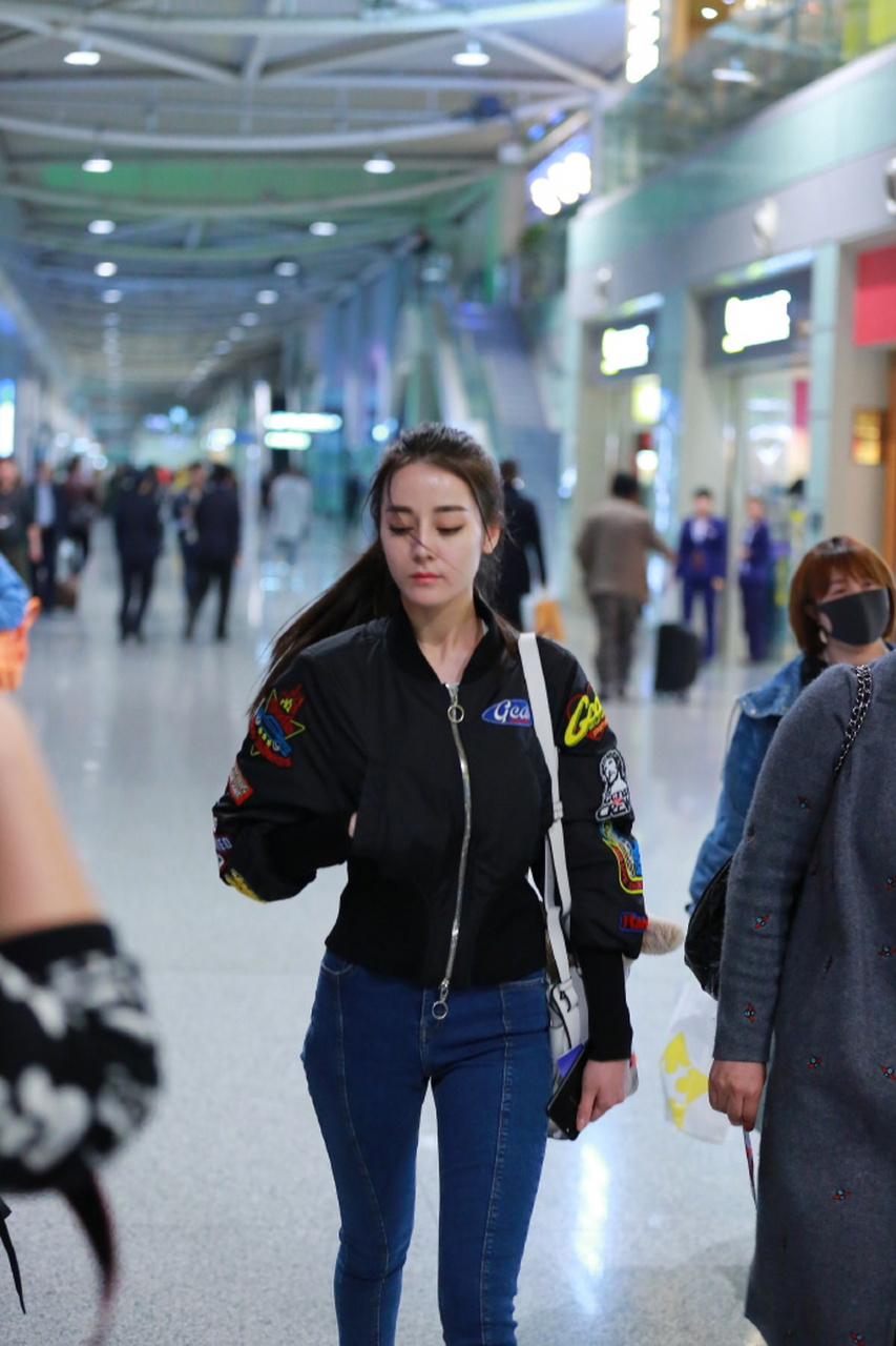 星闻#  迪丽热巴机场紧身牛仔裤,不仅腿长,这个气质也是绝了!