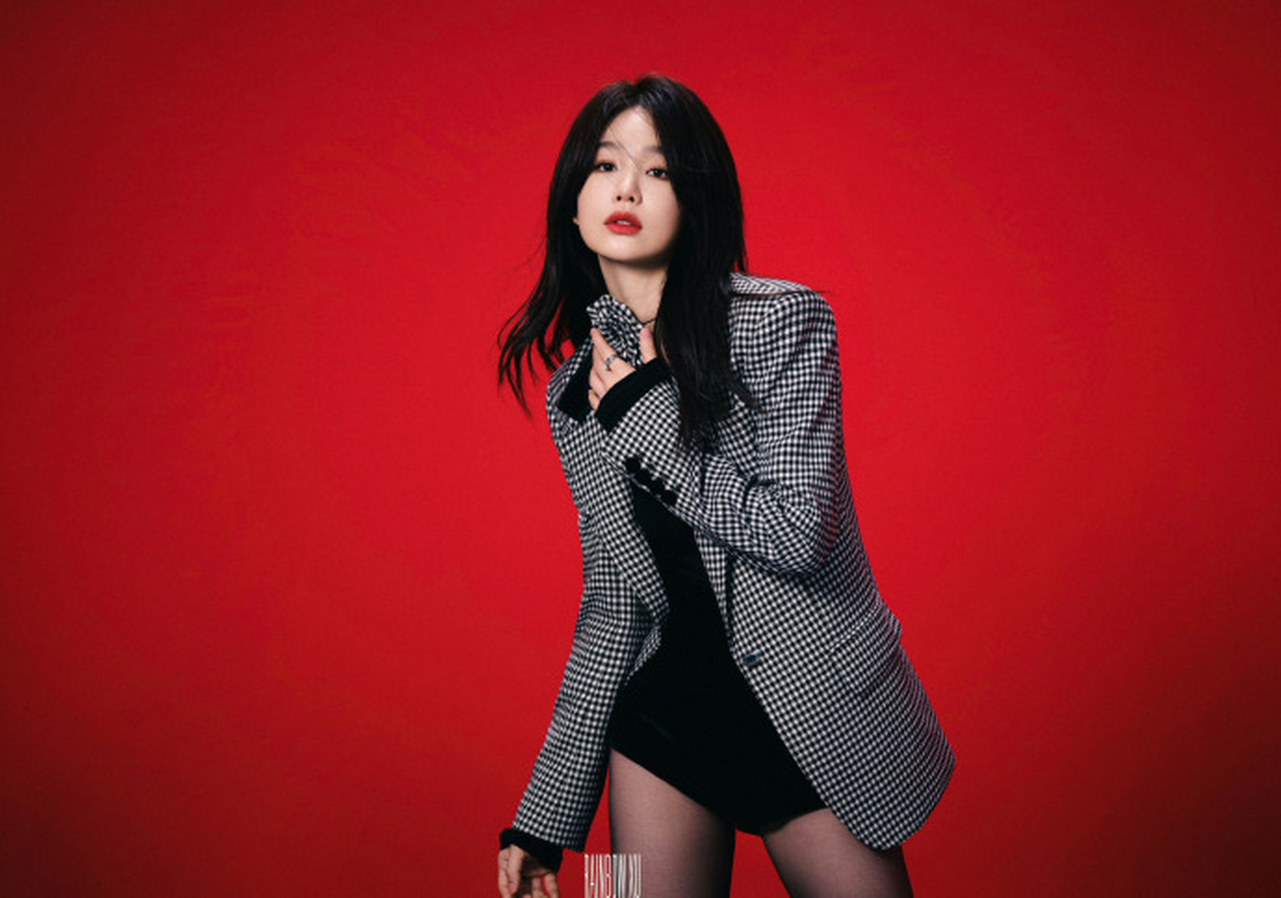 星闻#  徐梦洁性感黑丝大片 67~ 纯红背景反而有种拍证件照的感觉.