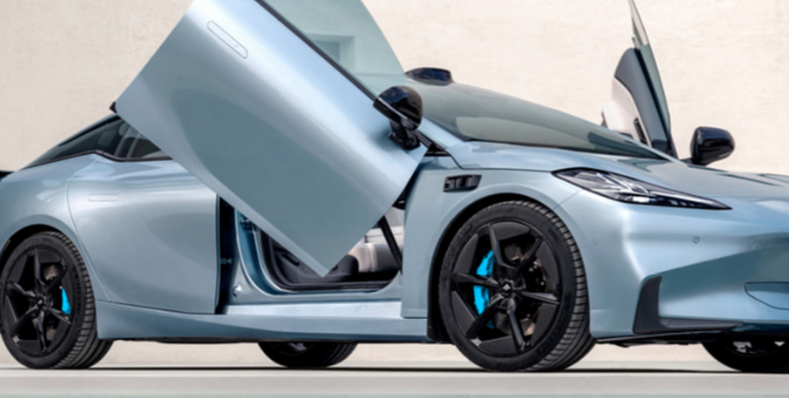 不过个人觉得这个旋翼式车门可能只会出现在顶配车型上,其他版本也许