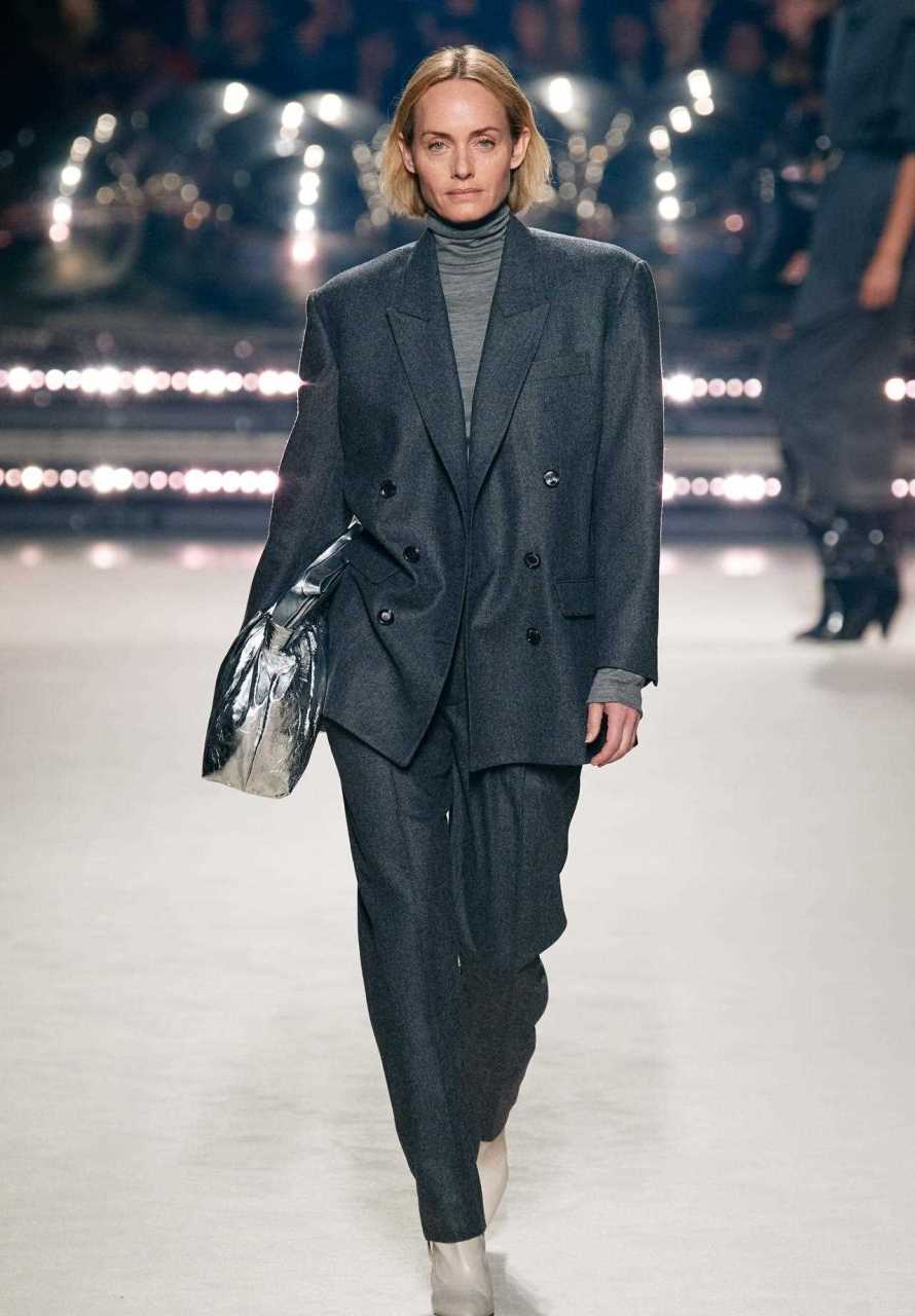 2020秋冬外套流行趋势 大垫肩外套 [打call] 20世纪80年代,随着女性