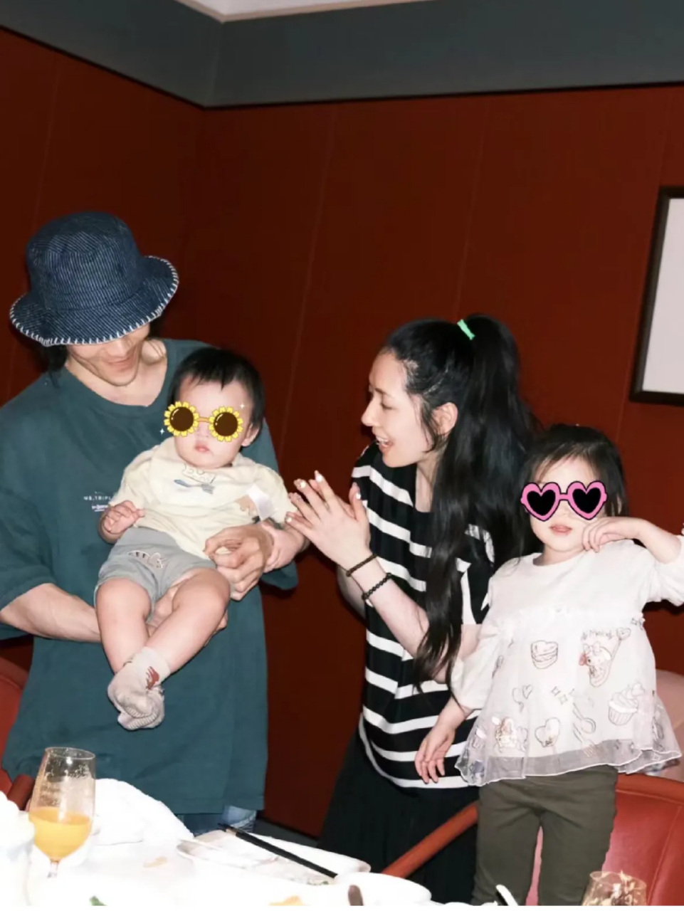 有网友偶然截到郭碧婷向佐儿女照片,两个小孩都十分可爱,向佐自从回归