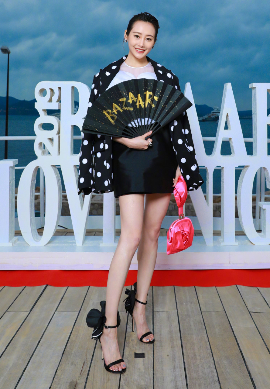 李纯 细滑长腿 摇曳生姿[鲜花]