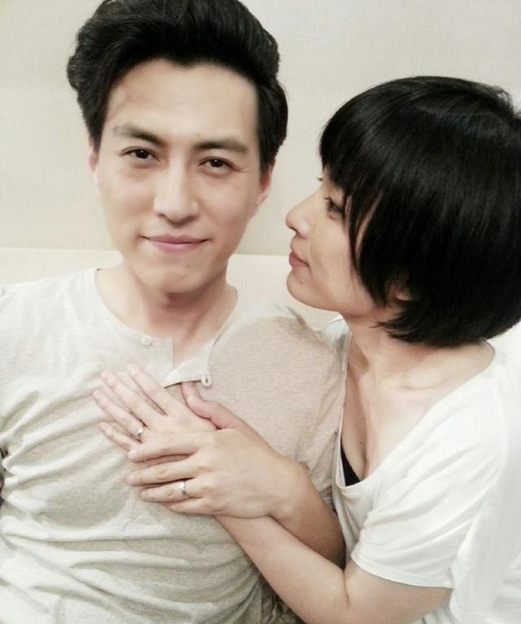 《外科风云》中,靳东和白百何的吻戏亦是如此,也是白百何掌控全场,她