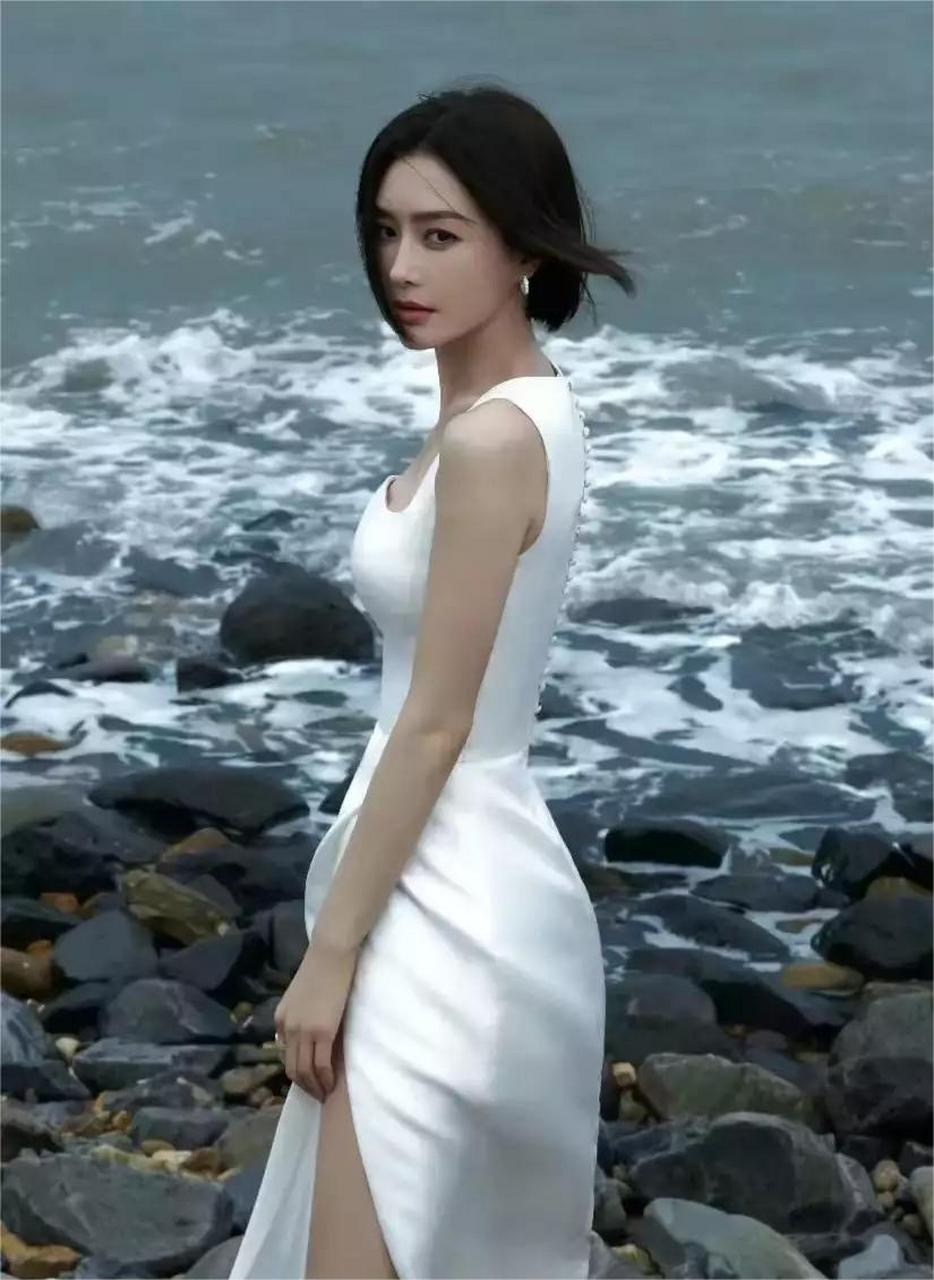 秦岚一袭白色吊带长裙亮相,简约时髦不说,还很有女人味