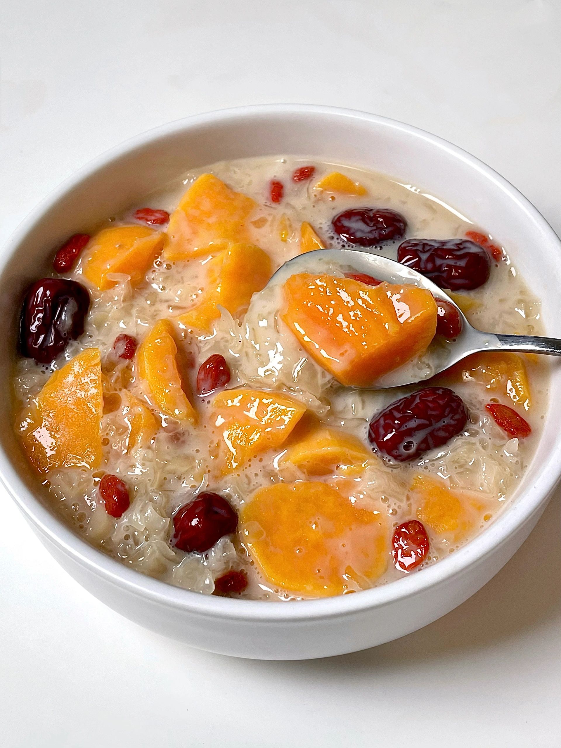 真心建议女孩子多喝喝这个 真的太适合喝这碗红薯银耳羹 香甜软糯水润