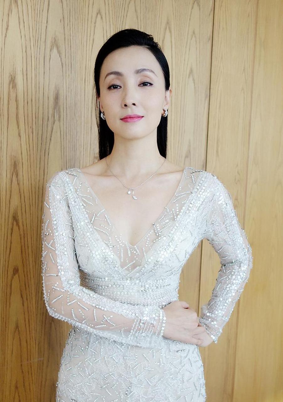 但是除了出色的表演之外,陶虹也一直保持着优美的身材,备受瞩目.