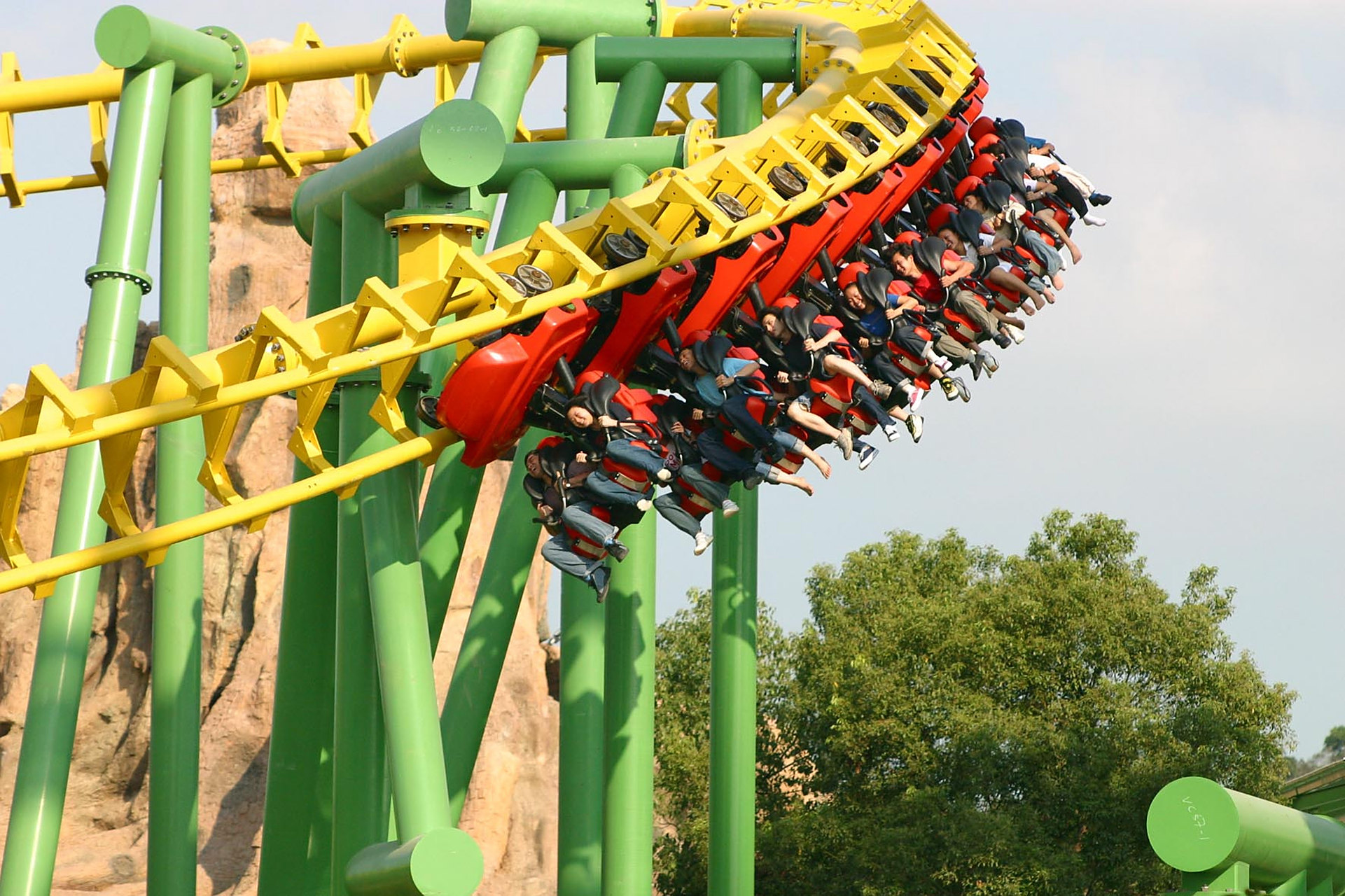 10月27日深圳欢乐谷中的过山车项目发生车辆追尾碰撞事故,造成28人