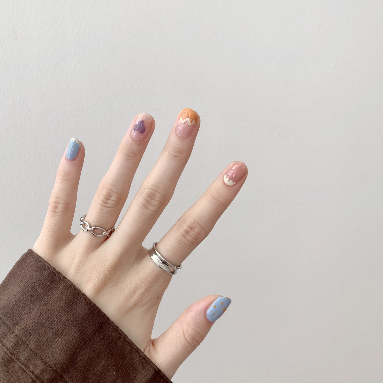 简单款绘画可爱美甲 用浅色系指甲油绘画出的清新甜美款美甲 可爱又