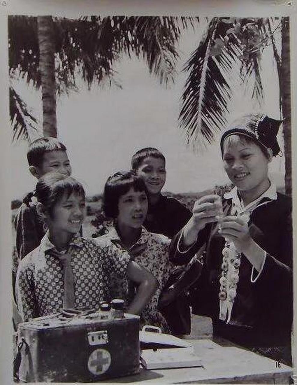 老照片:上世纪七十年代,赤脚医生给大人与孩子注射预防针.