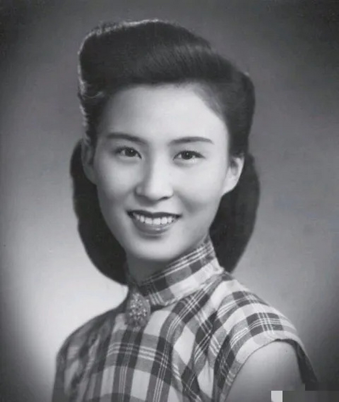 1948版《小城之春》的女主韦伟今年也100岁了,与秦怡同龄的她,至今