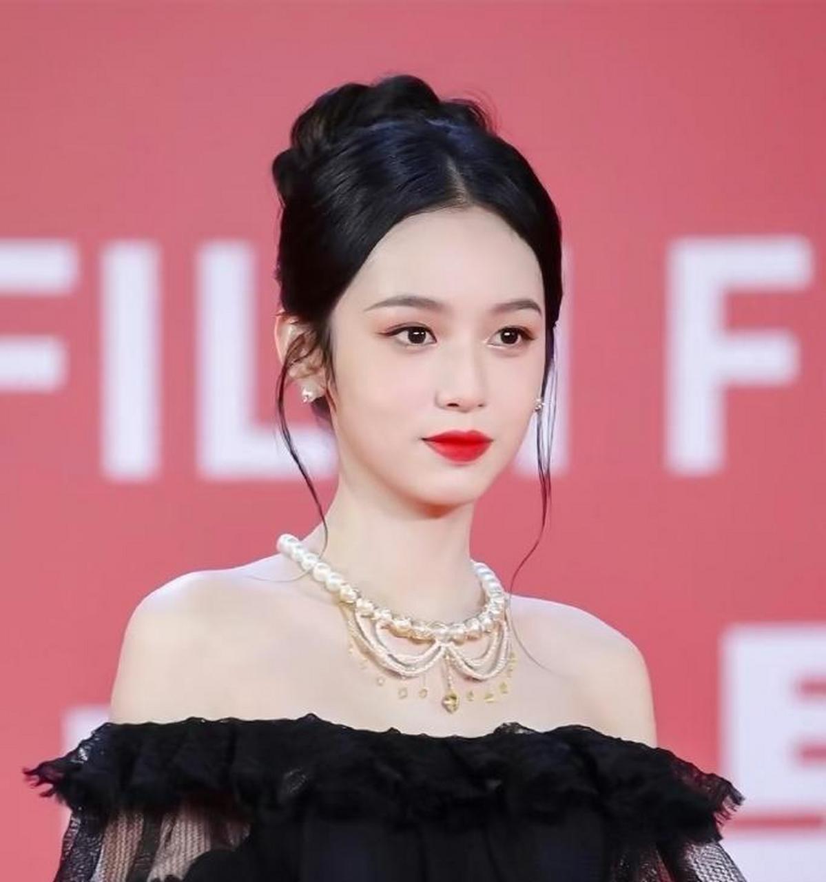 假如让她和姚安娜换一下的话,那应该能成就不朽的荣耀吧!