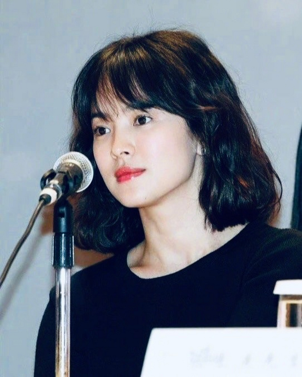 齐刘海微卷发蓬蓬头时期的宋慧乔 ,这张脸,注定出道即主角.