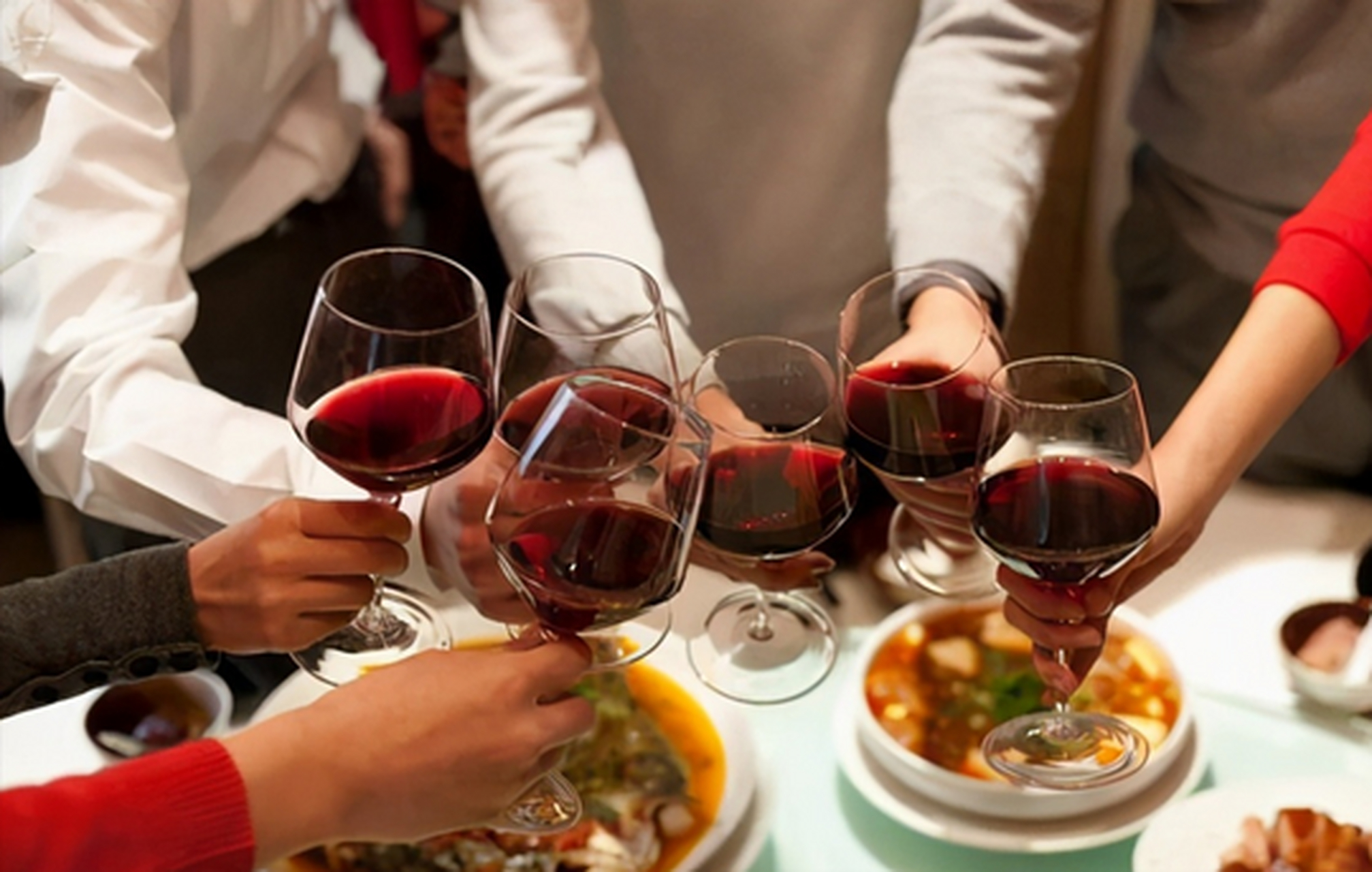 董明珠在一次商务饭局上被人敬酒,一位年轻副总单手拿着酒杯,说:"董总