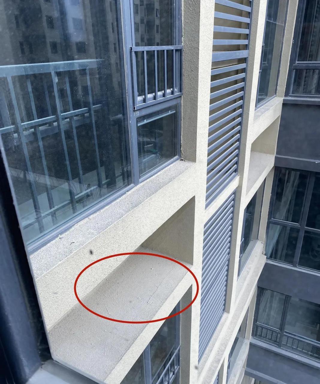 明明就有空调外机位,飘窗下面还留空干嘛?