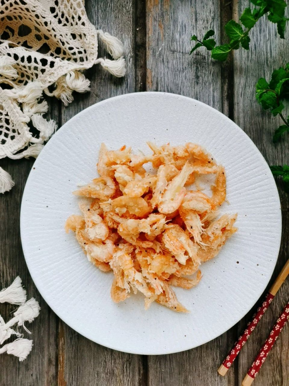 酥炸小河虾  酥炸小河虾的用料 新鲜河虾:250g 精盐:5克 料酒:8克