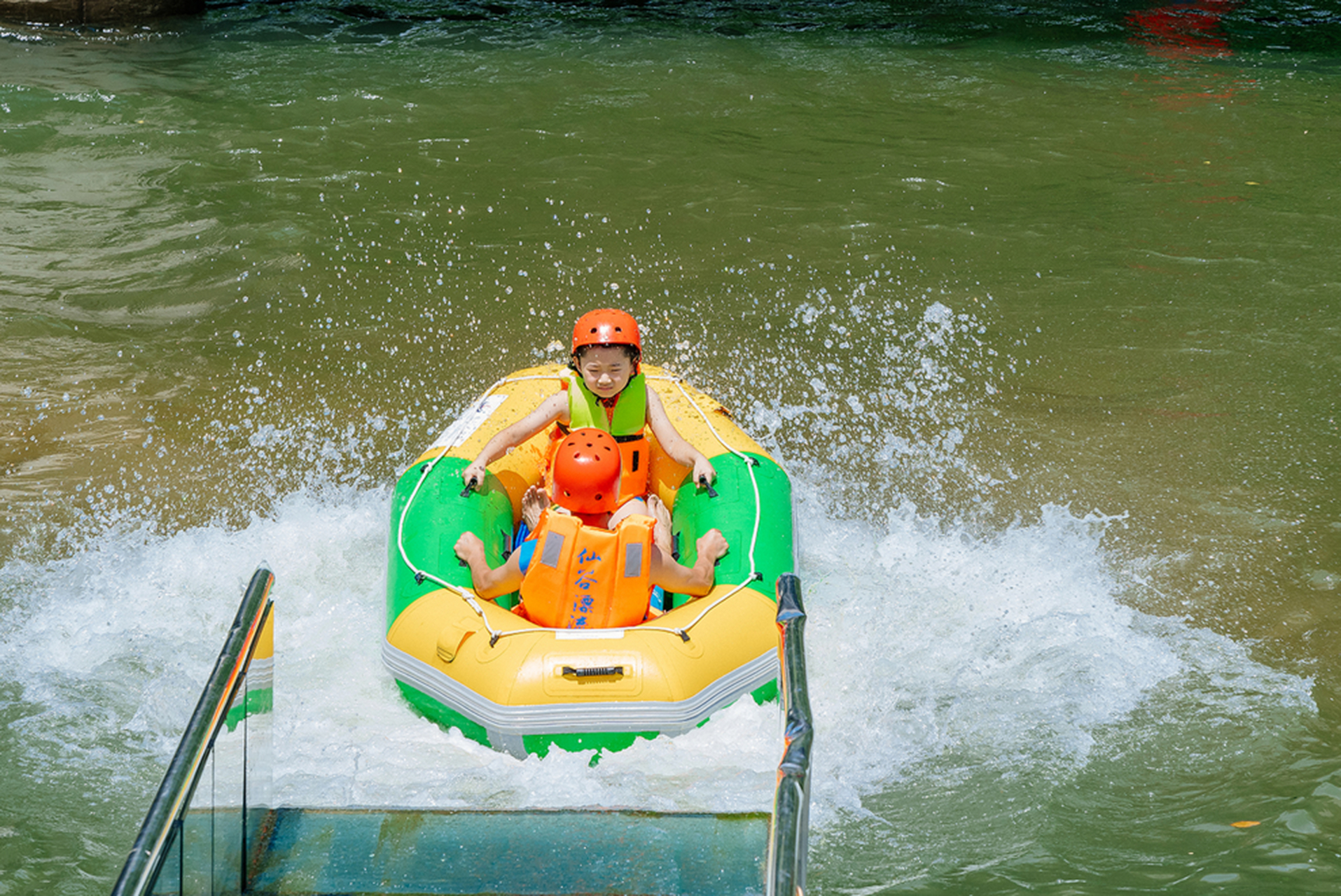 葛仙山仙谷漂流地处于铅山县葛仙山.漂流全长1.