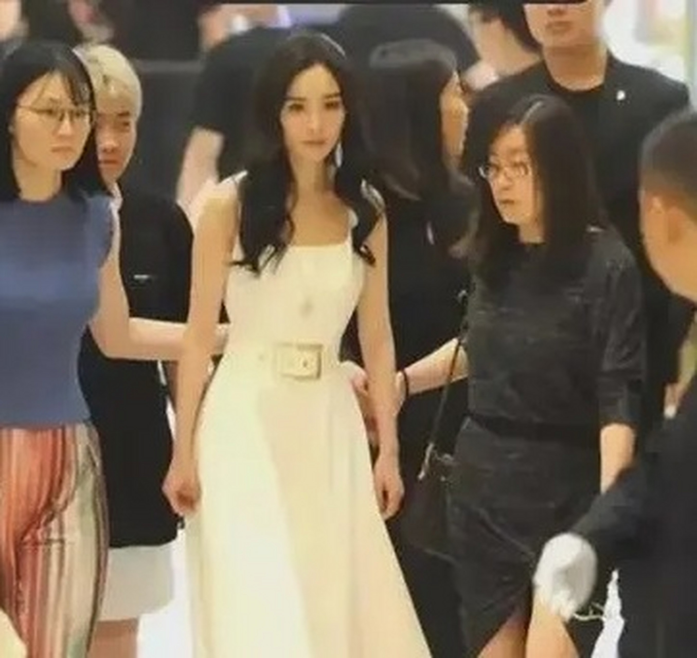 杨幂喝醉大尺度照在社交平台满天飞舞,相片传来不到一个小时有人就