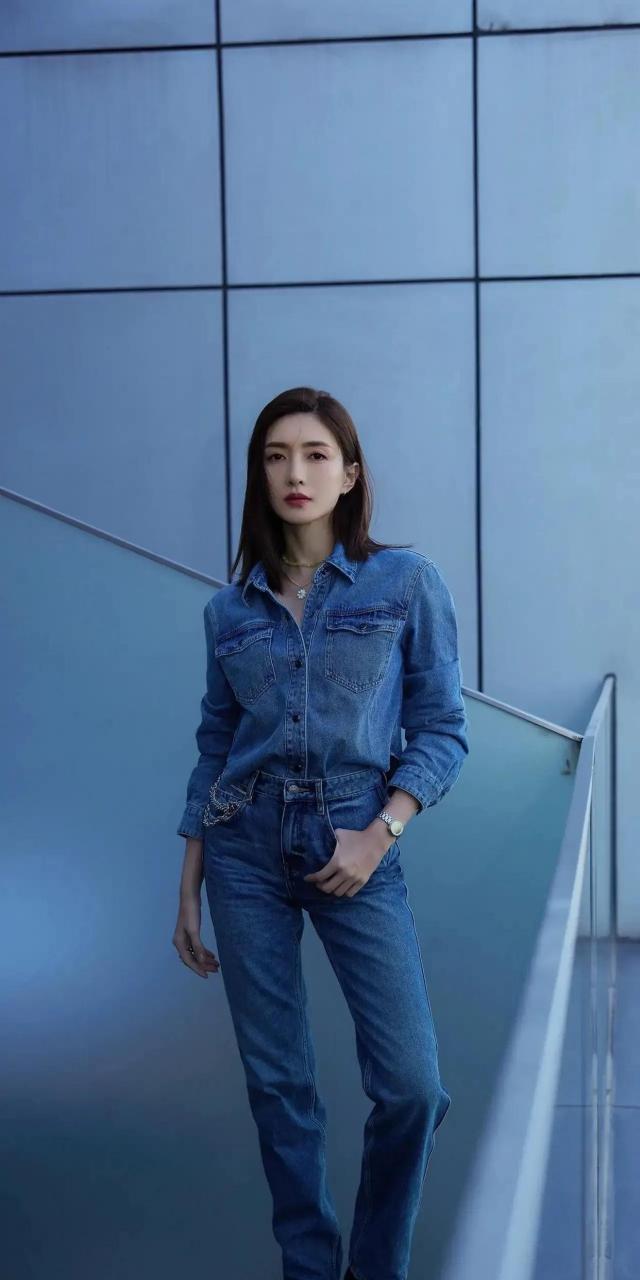 江疏影太美了!一身牛仔衣配搭牛仔裤,黑皮鞋简直魅力十足!