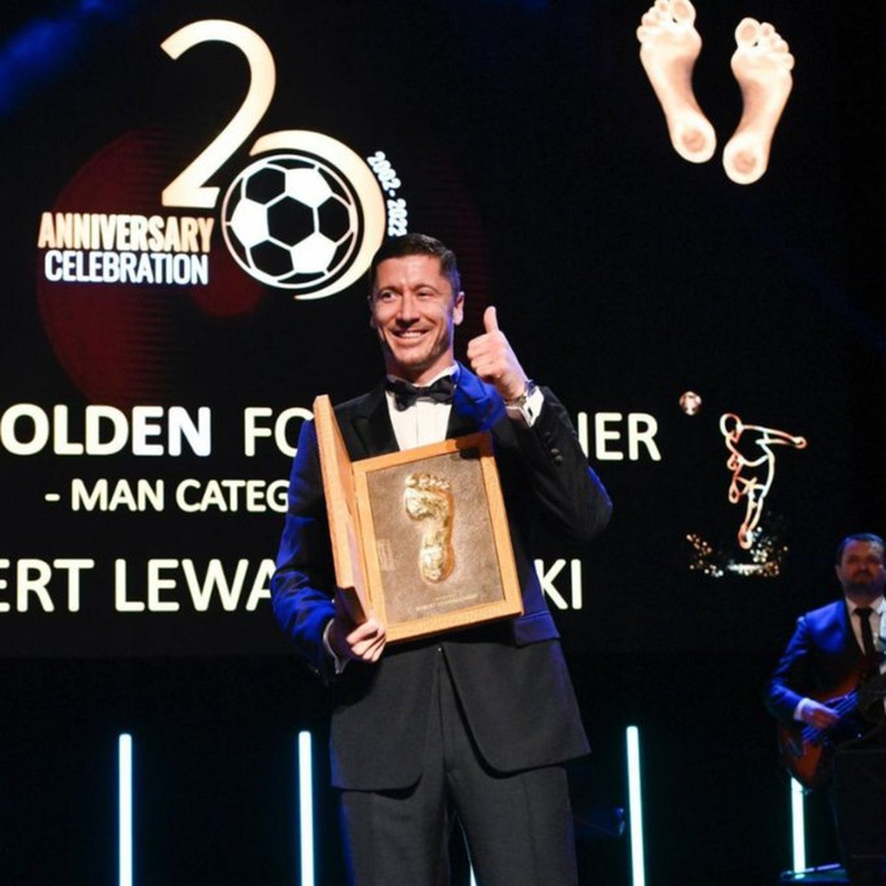 莱万获得了2022年金足奖,这是一个只能获得一次的致敬奖项,由28岁以上