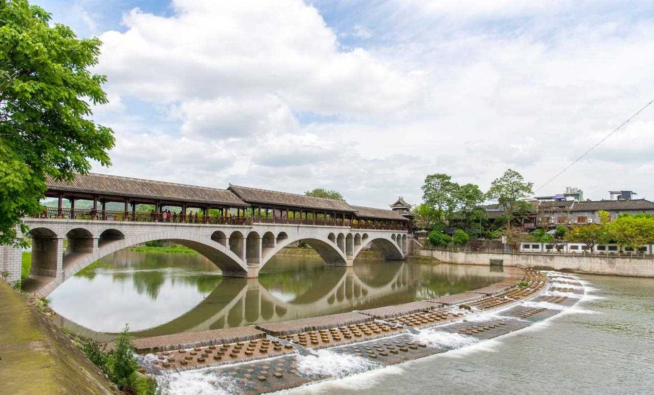 位于成都大邑县的新场古镇,旧称"清源",始建于东汉时期,兴起于明嘉靖