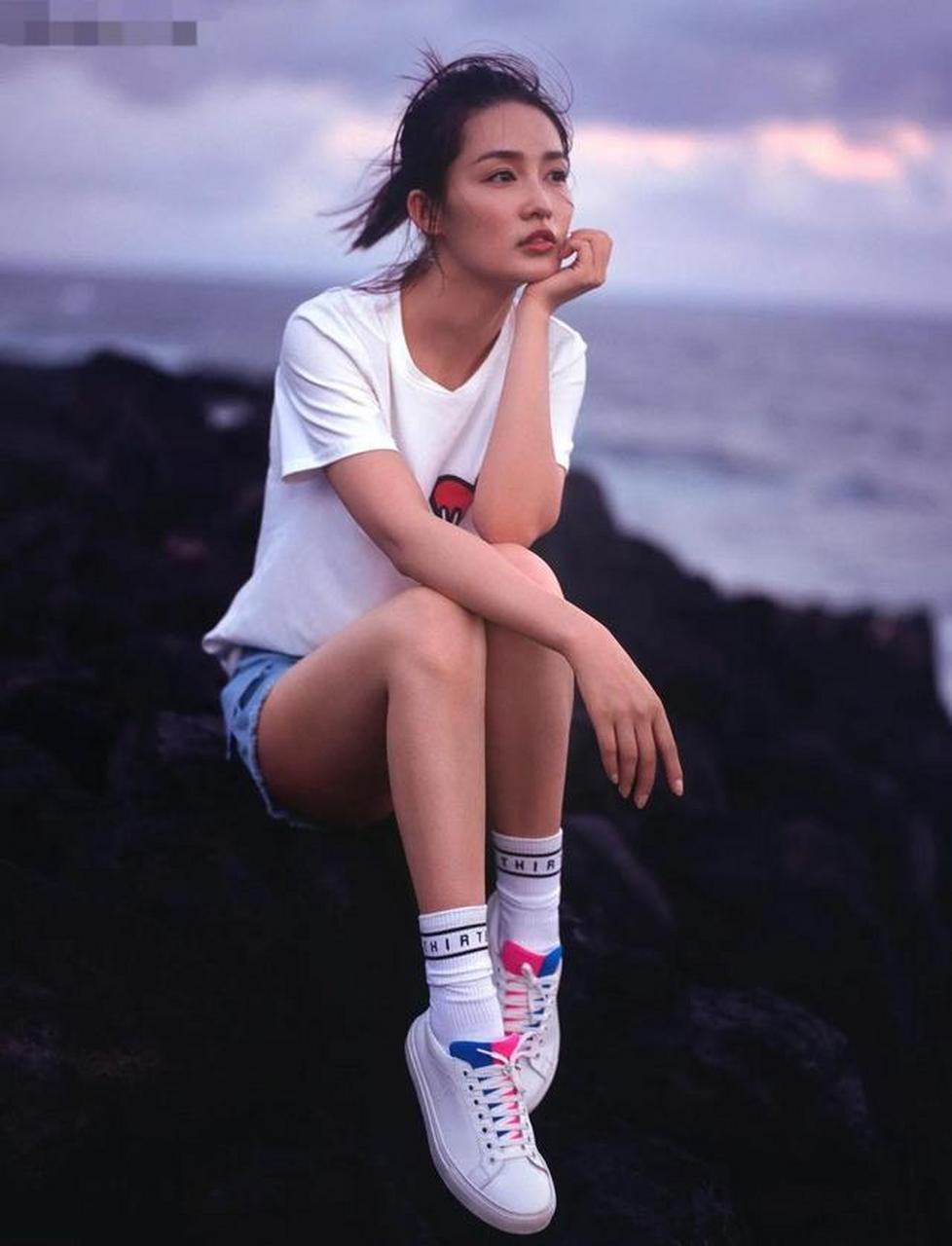 李沁海边牛仔短裤,美腿修长气质优雅