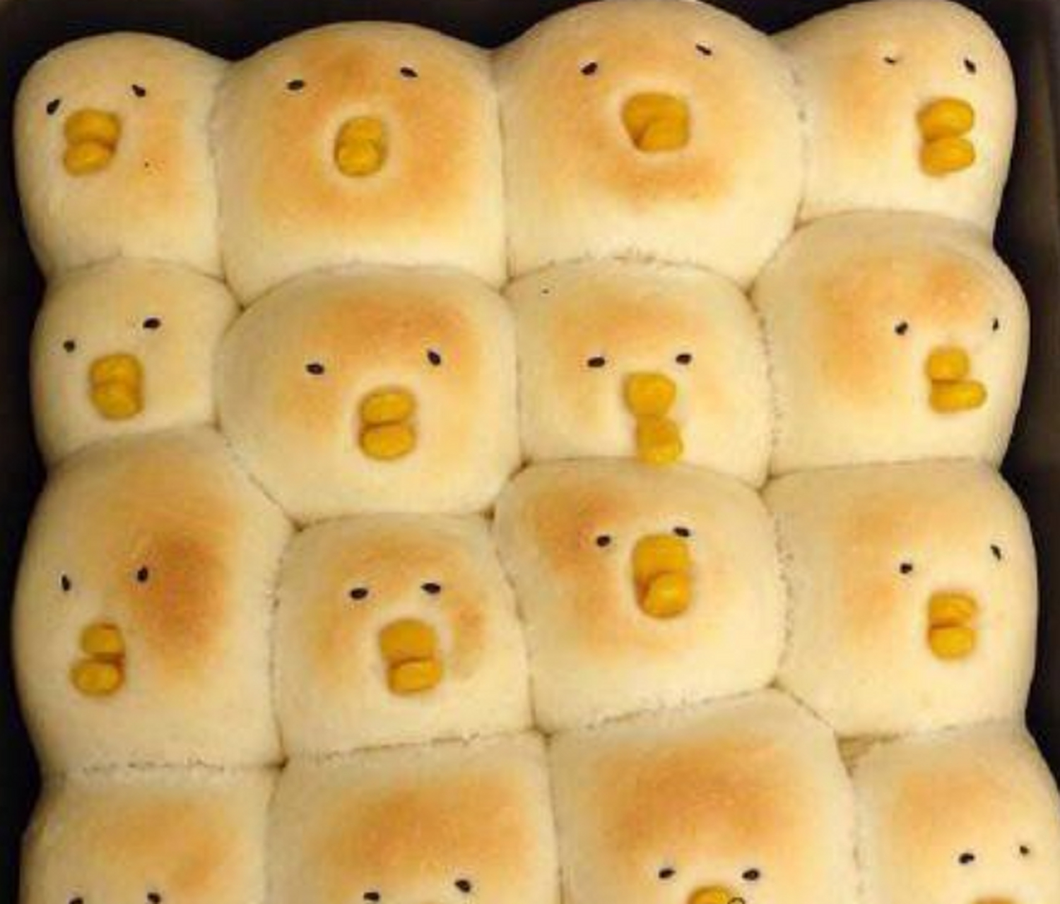 媳妇做的小黄鸡蛋糕,烤前烤后表情大不同,技艺确实不一般.