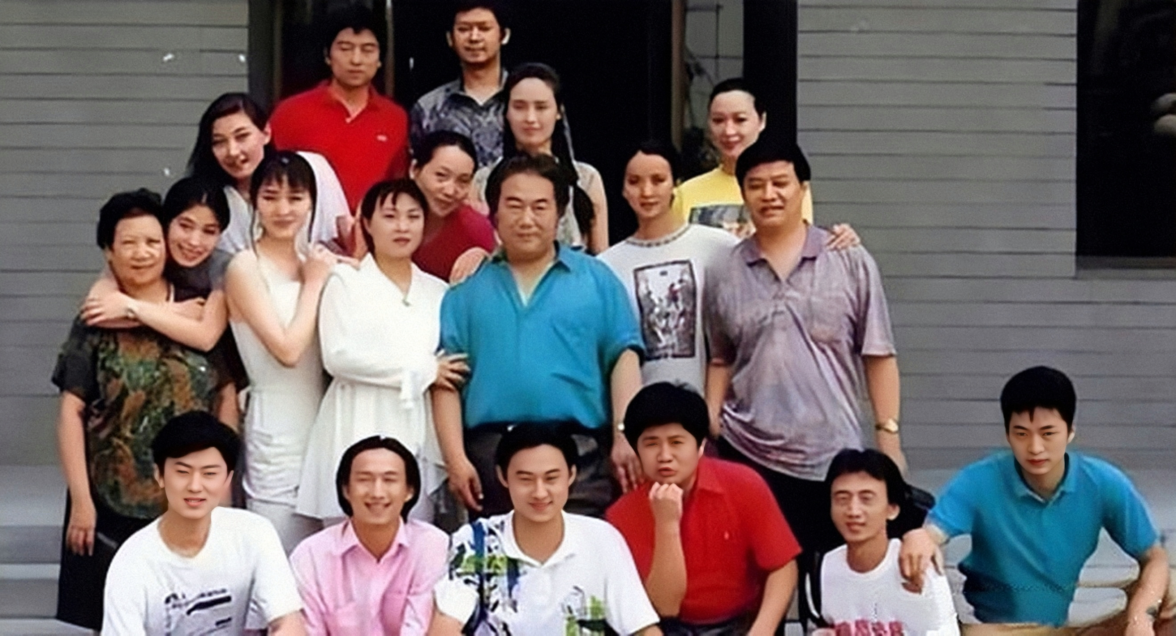 这是北京电影学院九零级表演系的一张师生合影.