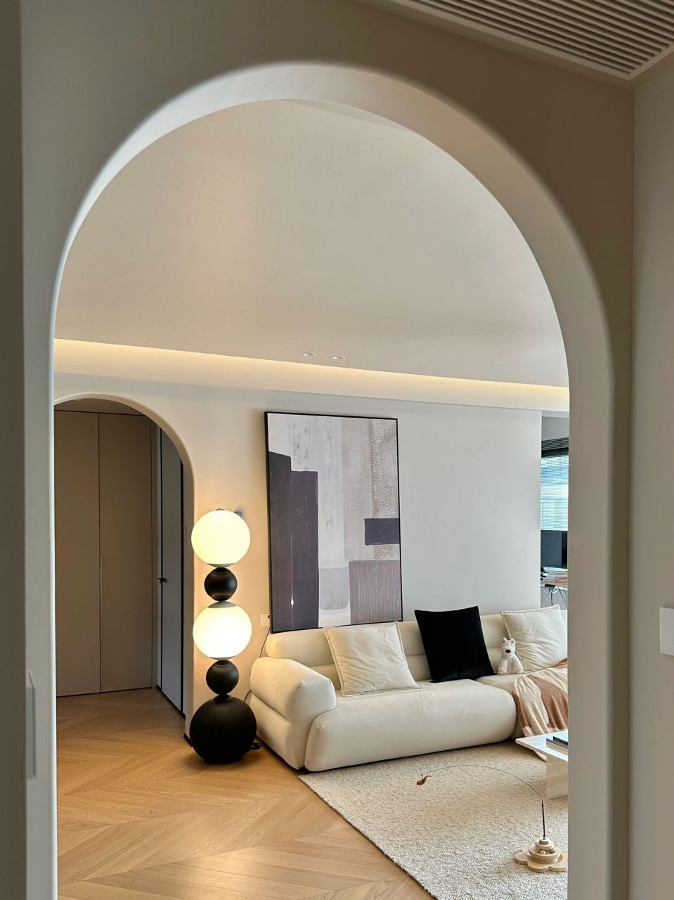 奶油风 一点深色就不会看腻啦 客厅拱形门洞搭配奶油风真的太温柔了!