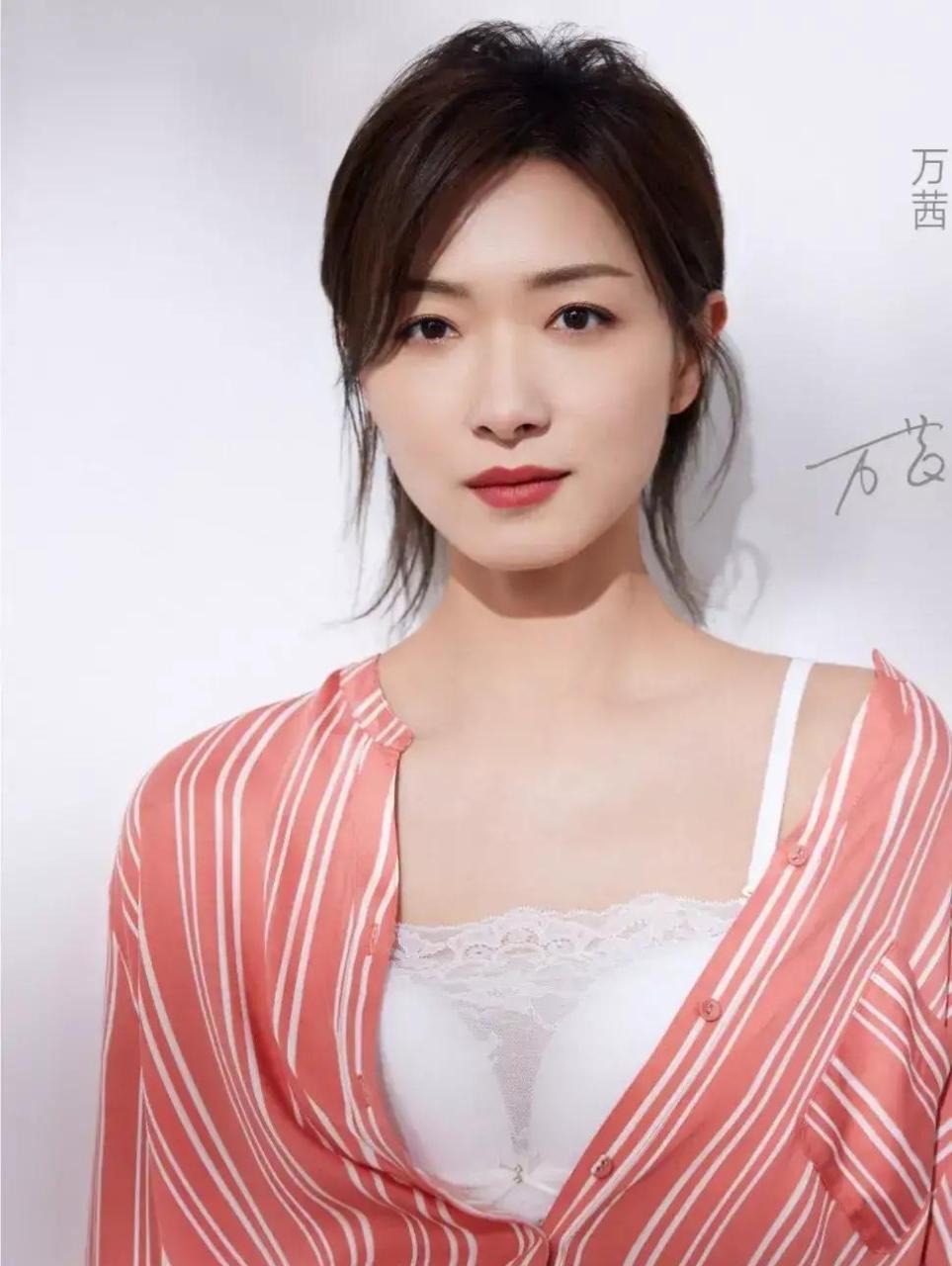 万茜代言内衣广告,特别的迷人,特别好看,不愧是娱乐圈一下女明星.