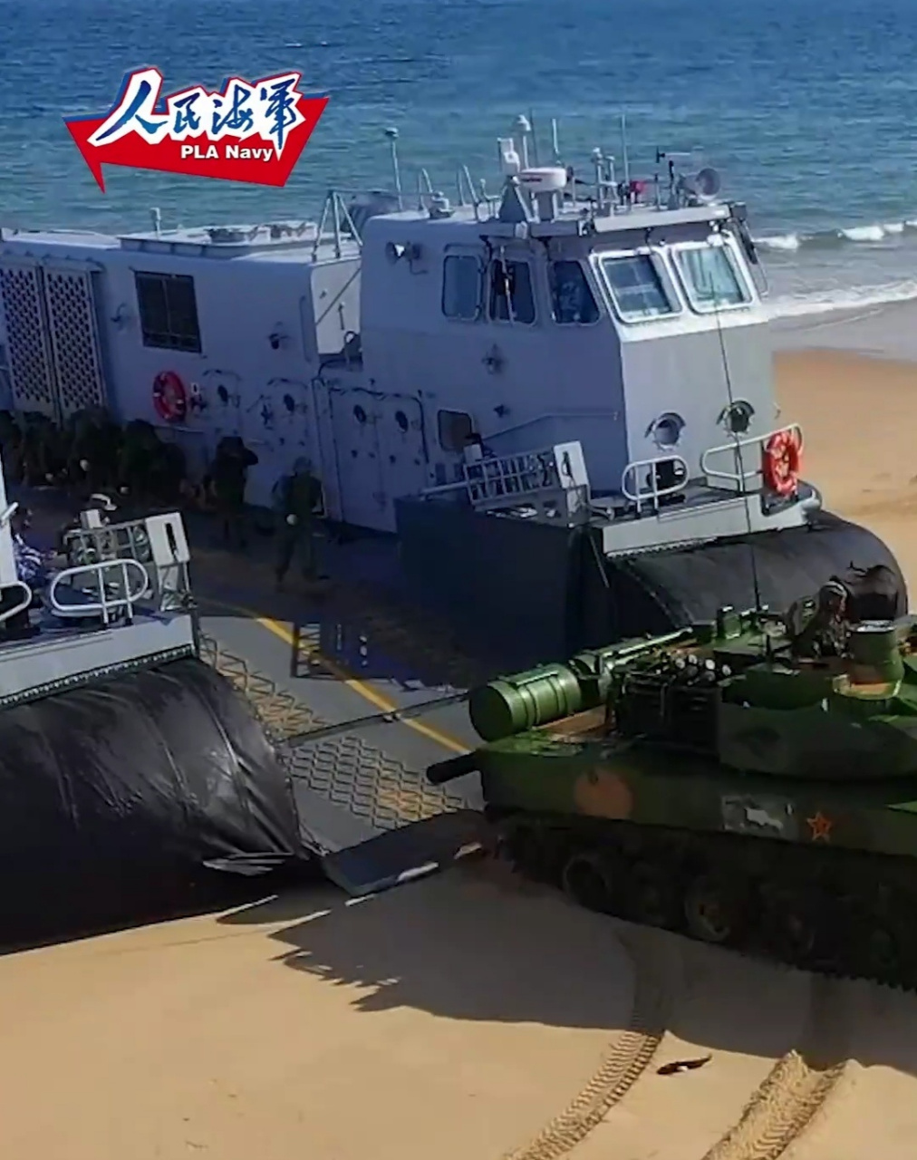 野马气垫登陆艇运载15式坦克抢滩登陆