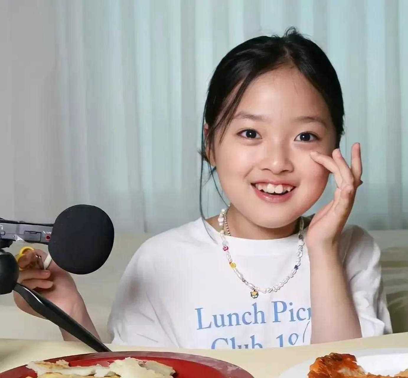 曾经的小网红权律二现如今长这样了,被大家吐槽长残了,可是看五官又