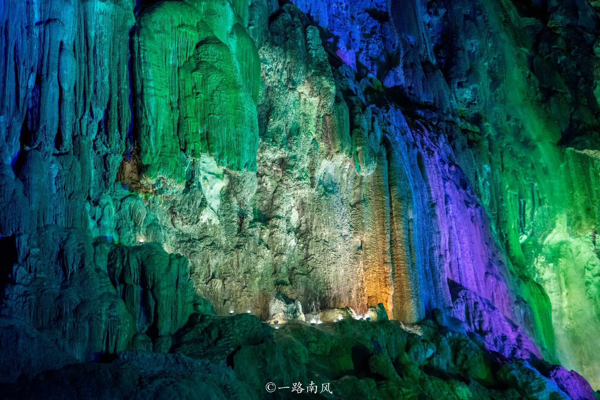 位于广西南丹,当地男人以穿白裤为荣 广西河池市南丹县的白裤瑶寨是